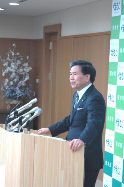 記者からの質問に答える蒲島知事の写真