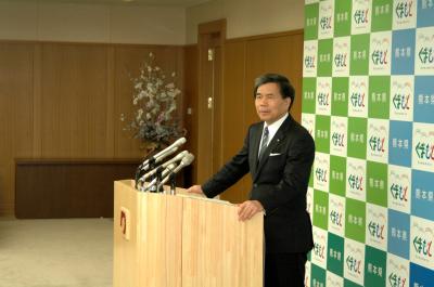 記者からの質問に答える蒲島知事の写真