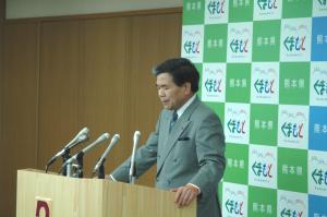 コメントする蒲島知事の写真
