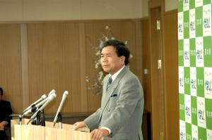 コメントする蒲島知事の写真