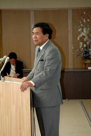 記者からの質問に答える蒲島知事の写真