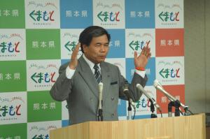 記者からの質問に答える蒲島知事の写真