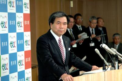 コメントする蒲島知事の写真