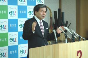 記者からの質問に答える蒲島知事の写真