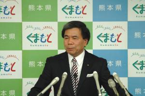 記者からの質問に答える蒲島知事の写真