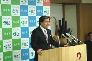 記者からの質問に答える蒲島知事の写真