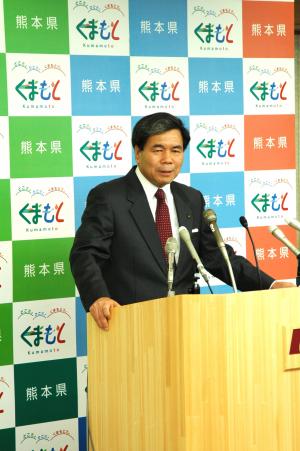 コメントする蒲島知事の写真