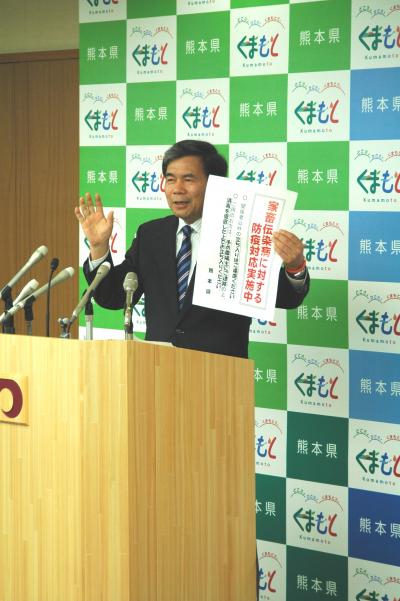 コメントする蒲島知事の写真