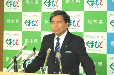 コメントする蒲島知事の写真
