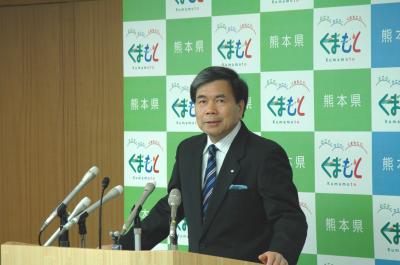 記者からの質問に答える蒲島知事の写真