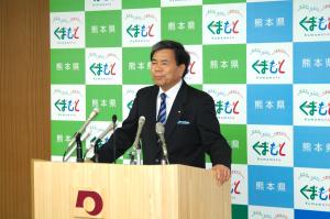 記者からの質問に答える蒲島知事の写真