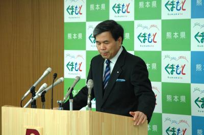 記者からの質問に答える蒲島知事の写真