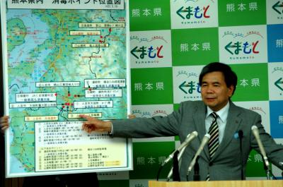 記者からの質問に答える蒲島知事の写真