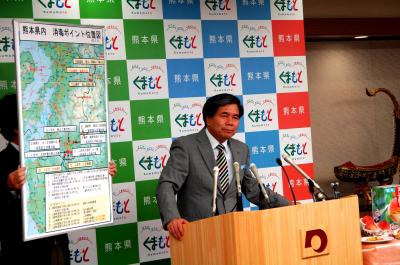 記者からの質問に答える蒲島知事の写真