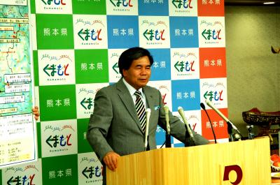 記者からの質問に答える蒲島知事の写真