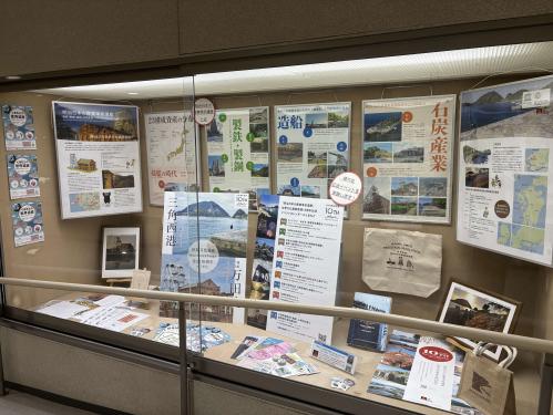 熊本県庁地下通路での展示の様子　資産説明パネルや写真、グッズを展示している