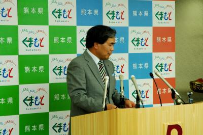 記者からの質問に答える蒲島知事の写真