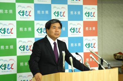 コメントする蒲島知事の写真