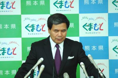 記者からの質問に答える蒲島知事の写真
