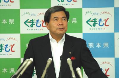 コメントする蒲島知事の写真