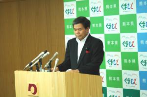 コメントする蒲島知事の写真