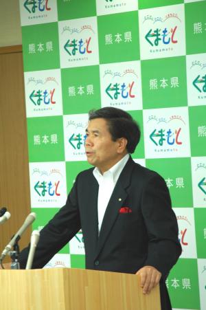 記者からの質問に答える蒲島知事の写真