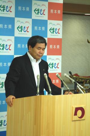 記者からの質問に答える蒲島知事の写真