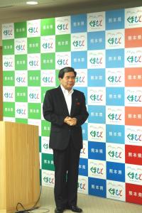 記者からの質問に答える蒲島知事の写真