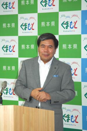 コメントする蒲島知事の写真