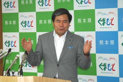 コメントする蒲島知事の写真