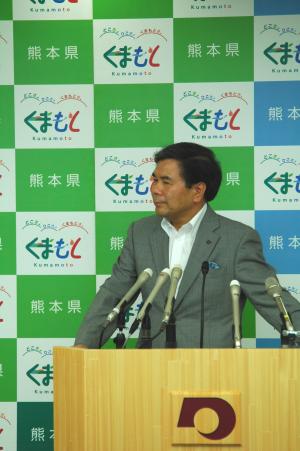 記者からの質問に答える蒲島知事の写真