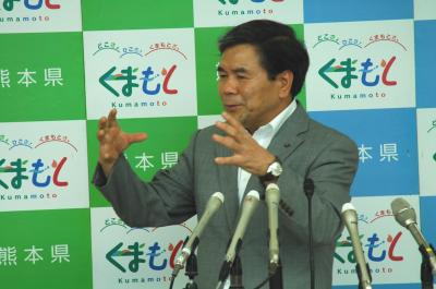 記者からの質問に答える蒲島知事の写真