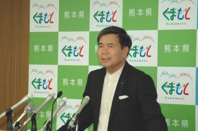 コメントする蒲島知事の写真
