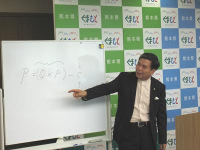 記者からの質問に答える蒲島知事の写真
