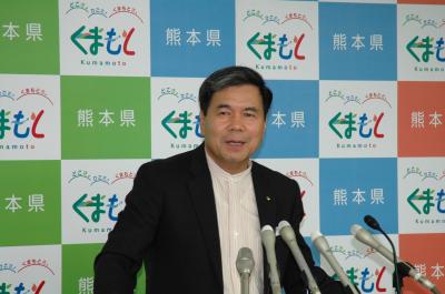 記者からの質問に答える蒲島知事の写真