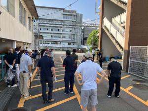清掃を開始する振興局職員