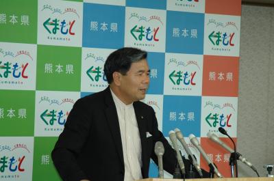 記者からの質問に答える蒲島知事の写真