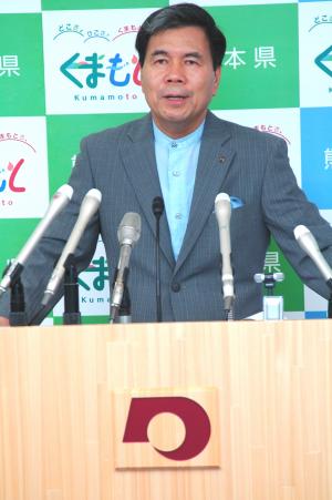 コメントする蒲島知事の写真