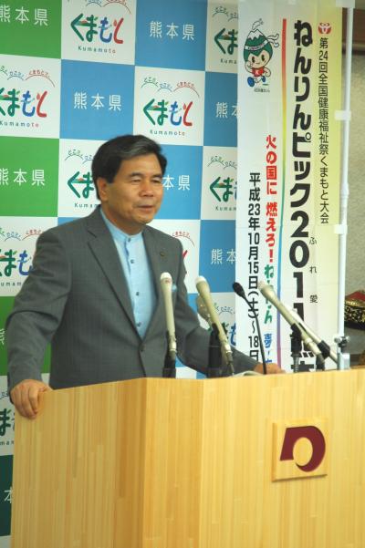 コメントする蒲島知事の写真