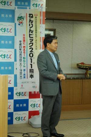 記者からの質問に答える蒲島知事の写真
