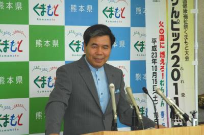 記者からの質問に答える蒲島知事の写真
