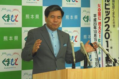 記者からの質問に答える蒲島知事の写真