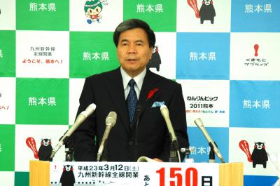 コメントする蒲島知事の写真