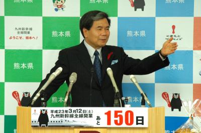 記者からの質問に答える蒲島知事の写真