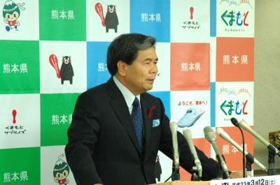 記者からの質問に答える蒲島知事の写真