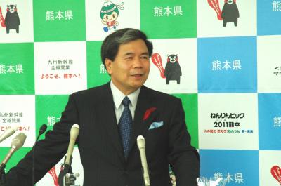 記者からの質問に答える蒲島知事の写真