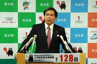 コメントする蒲島知事の写真