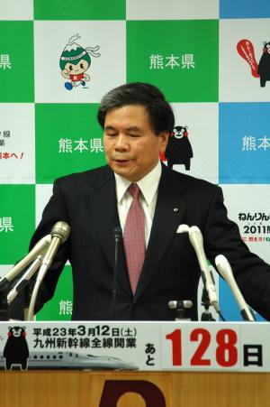記者からの質問に答える蒲島知事の写真