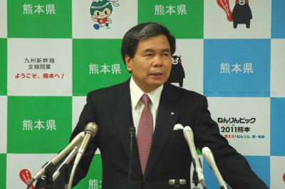 記者からの質問に答える蒲島知事の写真