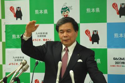 記者からの質問に答える蒲島知事の写真